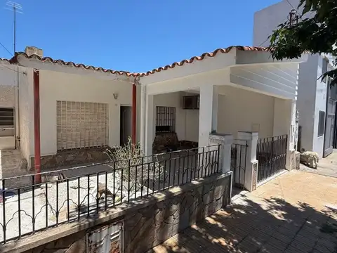 CASA DE 3 DORM., COCHERA Y PATIO EN VENTA