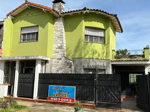 CASTELAR SUR- CHALET DE 4 AMB+Amplio garaje +FONDO CON PISCINA -LAVADERO CUBIERTO + TERRAZA- EXCELENTE UBICACIÓN
