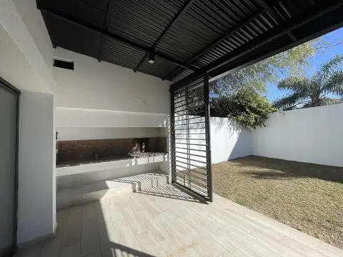 Casa en Alquiler con 1 cochera
