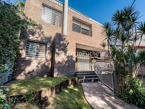 Venta casa 6 ambientes con parque y piscina en Haedo Sur