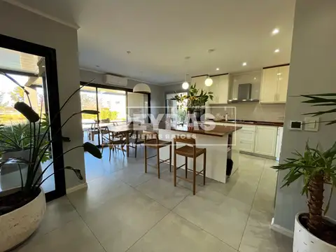 Casa 4 ambientes con 4 baños