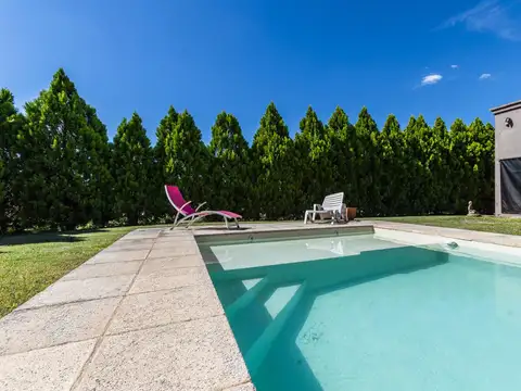 VENTA - CASA DE TRES DORMITORIOS CON PILETA - PUERTO ROLDAN