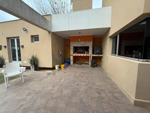 ALQUILER / CASA/ TODOS LOS SERVICIOS Y PILETA