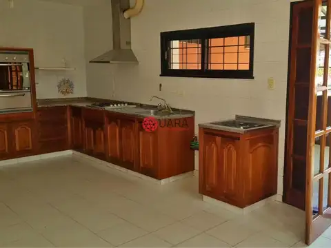 Casa en Venta con 3 cocheras