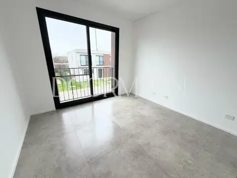 Casa en Alquiler con 2 cocheras