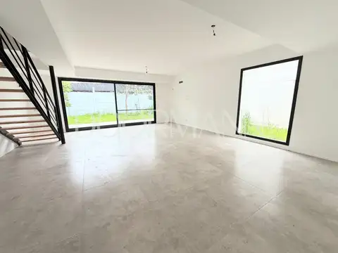Casa en Alquiler con 2 cocheras