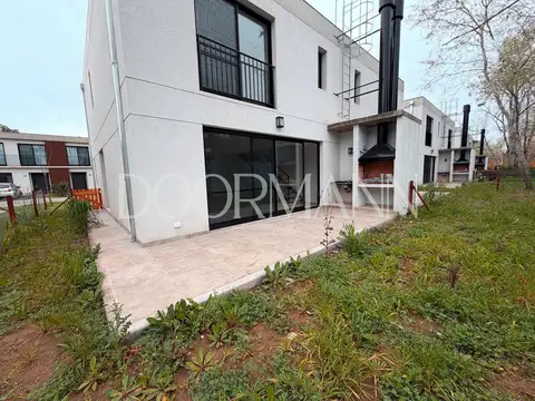 Casa en Alquiler con 2 cocheras