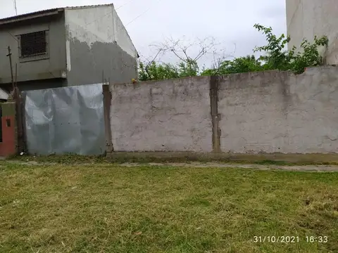 Lote sobre avenida. 259 m2