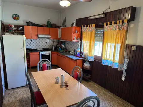 Casa 5 ambientes con 2 baños