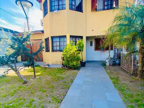 CASA EN VENTA 3 DORM + COCH + PILETA