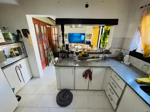 CASA EN VENTA 3 DORM + COCH + PILETA