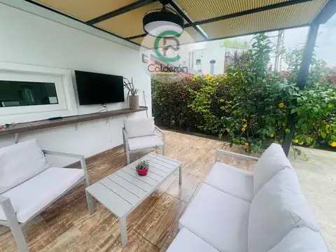 Casa en Alquiler con 2 cocheras