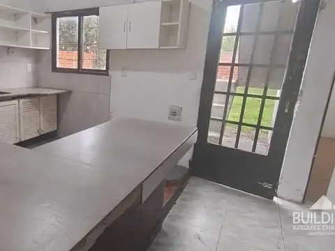 Casa de 2 dormitorios con monoambiente y patio en Melchor Romero