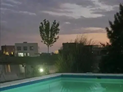 Casa vista a la laguna con pileta y parrilla