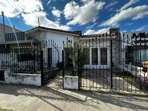 AMPLIA CASA 3 DORMITORIOS SOBRE AV CORDILLERA