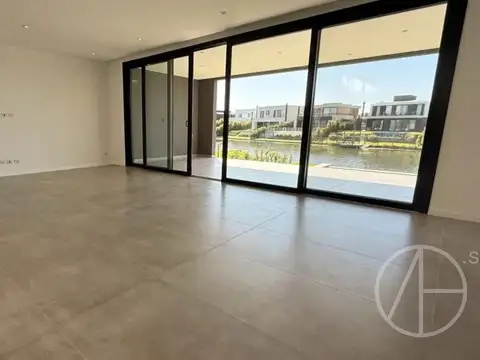 Casa en Venta con 6 cocheras
