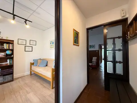 Casa 8 ambientes con 2 baños
