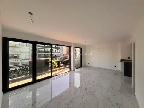 Venta departamento 4 ambientes con dos cocheras, balcon terraza propia en Castelar Norte