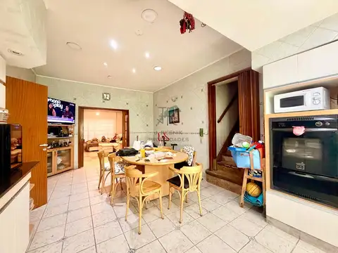 CASA 6 AMBIENTES 2 COCHERAS EN MUY BUEN ESTADO