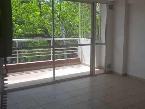 Amplio Depto. 1 Ambiente divisible (46 m2)  Frente C/balcon Terraza
