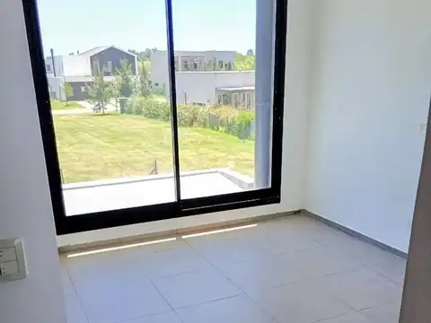 Casa 5 ambientes con 4 baños