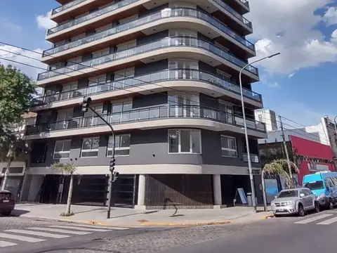 Moderno 2 ambientes en alquiler al frente con balcón terraza