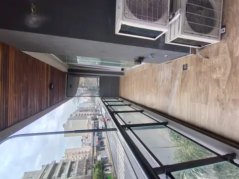 Moderno 2 ambientes en alquiler al frente con balcón terraza