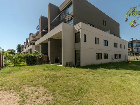 Imperdible departamento en dúplex con jardín propio en venta en Nuevo Beccar Central.
