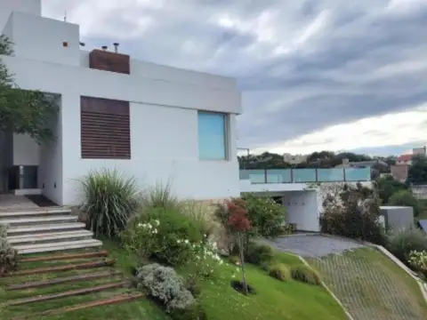 Casa en venta - 4 Dormitorios 4 Baños - Córdoba