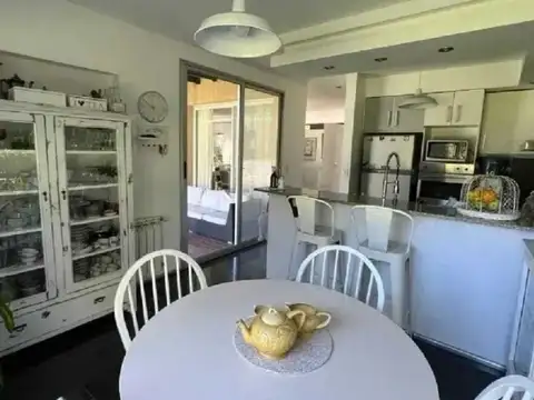 Casa en Alquiler con 1 cochera