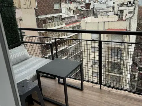4 ambientes al contrafrente con balcón. Reciclado. Baño y toilette. Servicios centrales. Cochera.