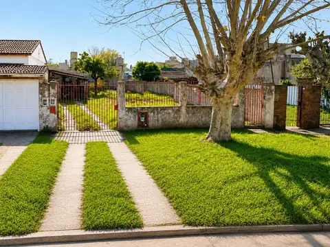 OPORTUNIDAD TERRENO CON CASA A REFACCIONAR