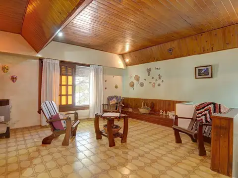 VENTA CASA 4 AMB Y GALPON  EN LOTE PROPIO.