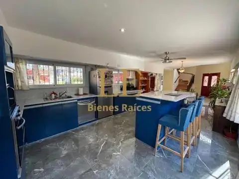 Casa en Alquiler con 5 cocheras