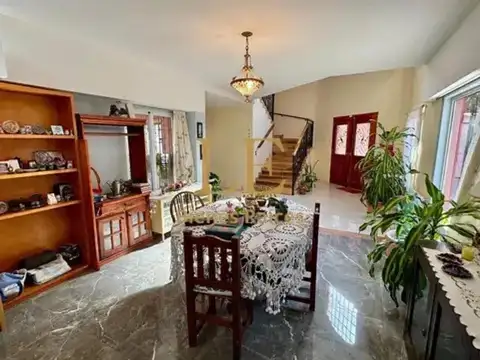 Casa 6 ambientes con 4 baños