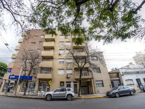 DEPARTAMENTO EXTERNO CON BALCÓN, COCHERA Y BAULERA