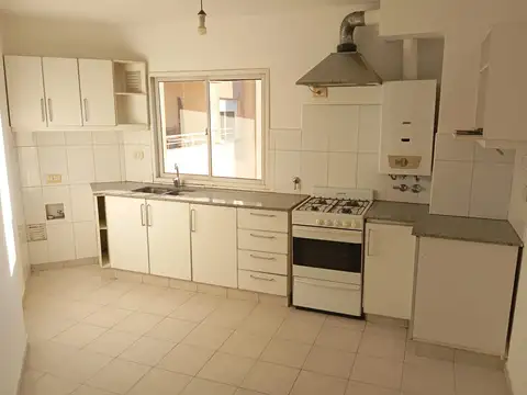 DEPARTAMENTO EXTERNO CON BALCÓN, COCHERA Y BAULERA
