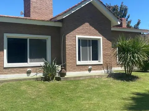Casa 4 ambientes con 2 baños