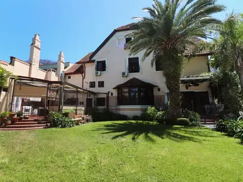 casa +7amb con jardín y pileta en Olivos!