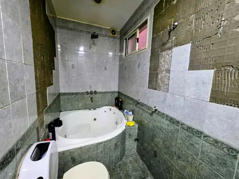 Venta Casa con local y coch. en lote prop. Pompeya