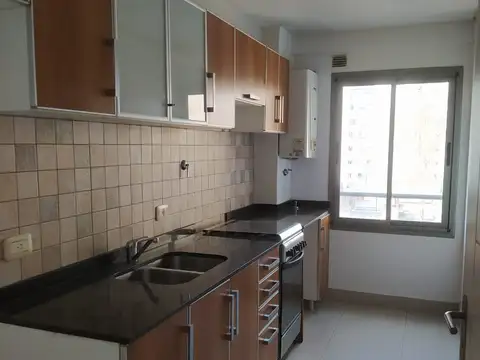 2 AMBIENTES CONTRAFRENTE CON BALCÓN, LAVADERO INCORPORADO EN COCINA, EXCELENTE UBICACIÓN SOBRE AVENIDA,  A 50 MTS DE PLAZA IRLANDA, 15 AÑOS DE ANTIGUEDAD, SUPER LUMINOSO
