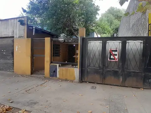 CASA ANTIGUA CON DESTINO COMERCIAL ! CON ENTRADA EN RUTA 205 Y ESTACION TRISTAN SUAREZ!