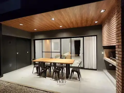 Casa en Alquiler con 2 cocheras