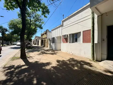 VENTA CASA 3 dormitorios - Zona Centro.-