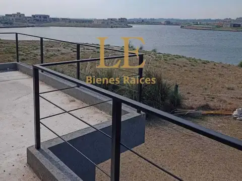 Casa 6 ambientes con 4 baños