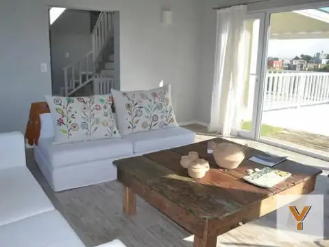 Casa 8 ambientes con 3 baños