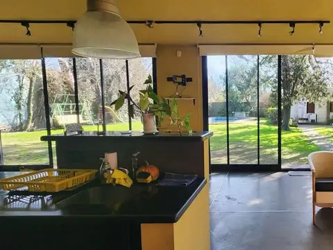 Venta casa en Parque Lelior,  quincho y pileta