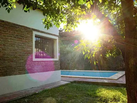 CASA DE 2 DORMITORIOS CON PILETA EN VENTA - ROLDAN