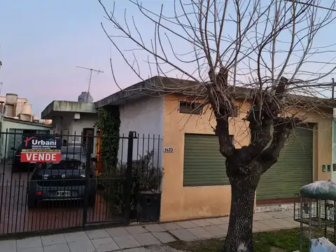 Casa 3 amb con local al frente en venta - José C. Paz - 219 m2, cochera y patio