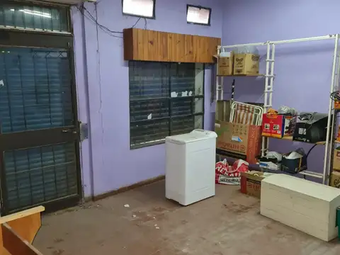 Casa Con Local En Frente, Con Espacio De Cochera Y Patio